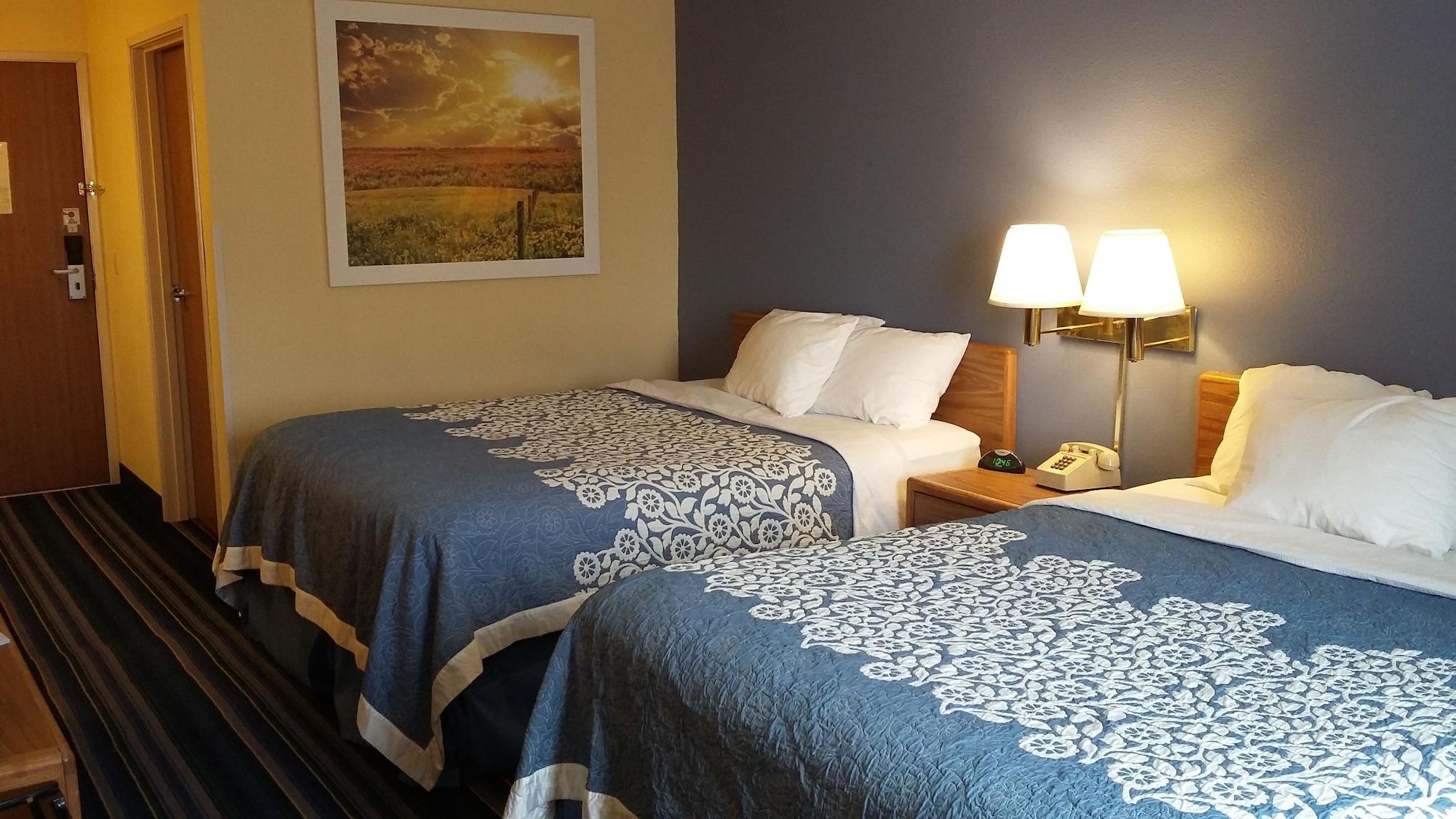 Days Inn By Wyndham Johnson Creek Bagian luar foto