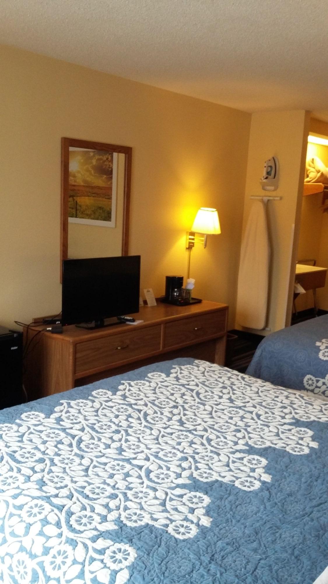 Days Inn By Wyndham Johnson Creek Bagian luar foto