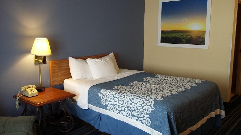 Days Inn By Wyndham Johnson Creek Bagian luar foto