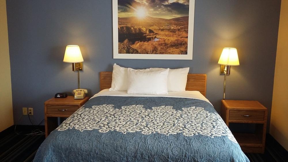 Days Inn By Wyndham Johnson Creek Bagian luar foto