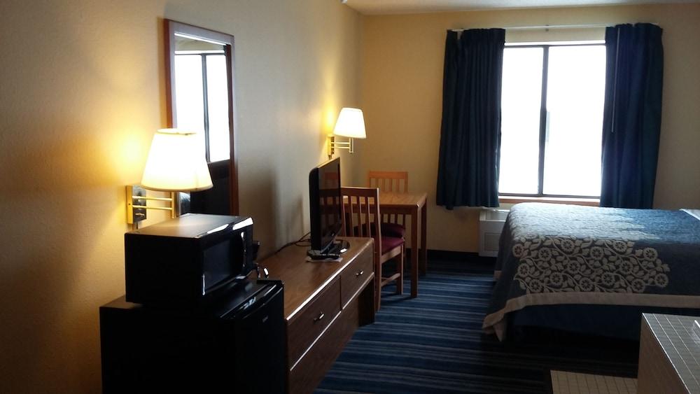 Days Inn By Wyndham Johnson Creek Bagian luar foto