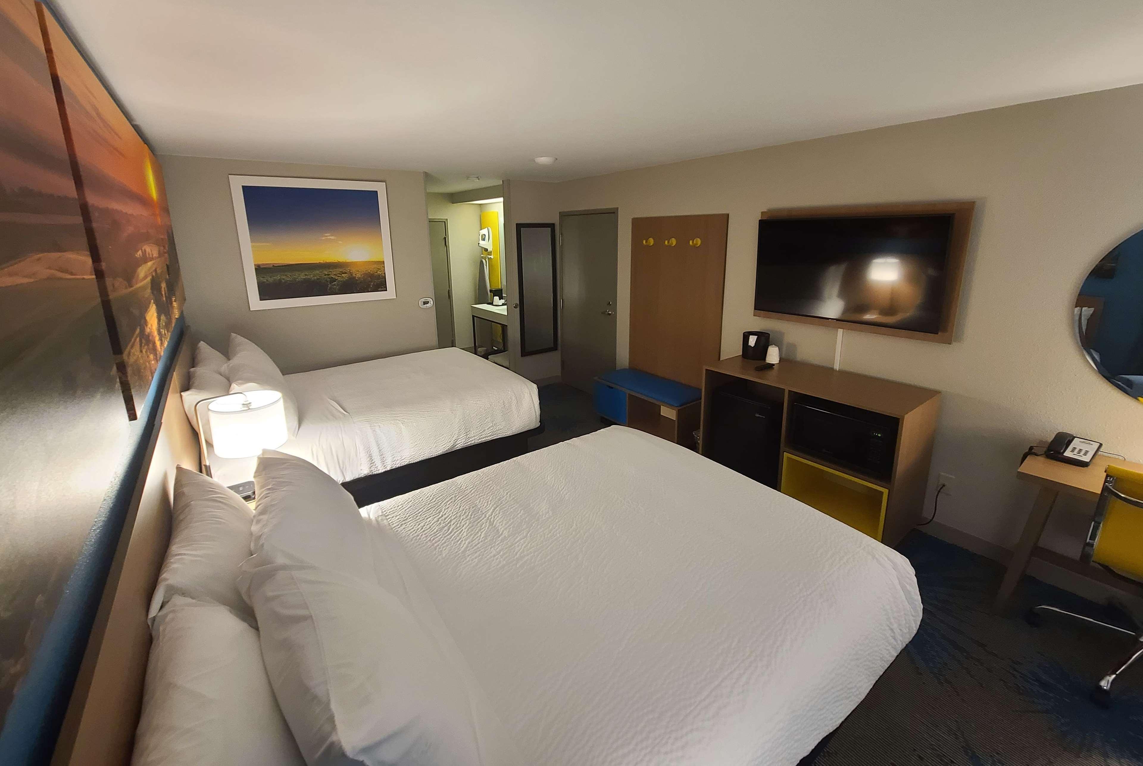 Days Inn By Wyndham Johnson Creek Bagian luar foto