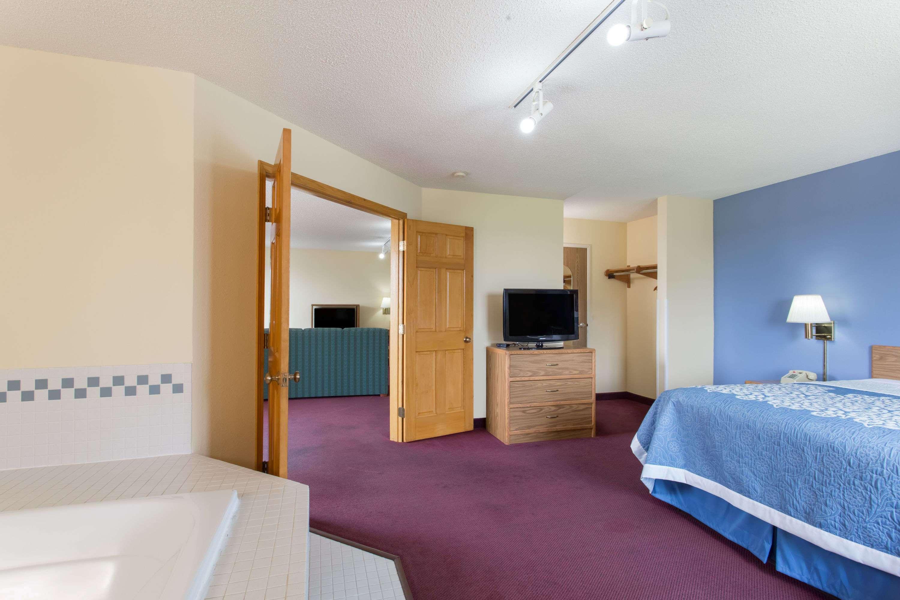 Days Inn By Wyndham Johnson Creek Bagian luar foto