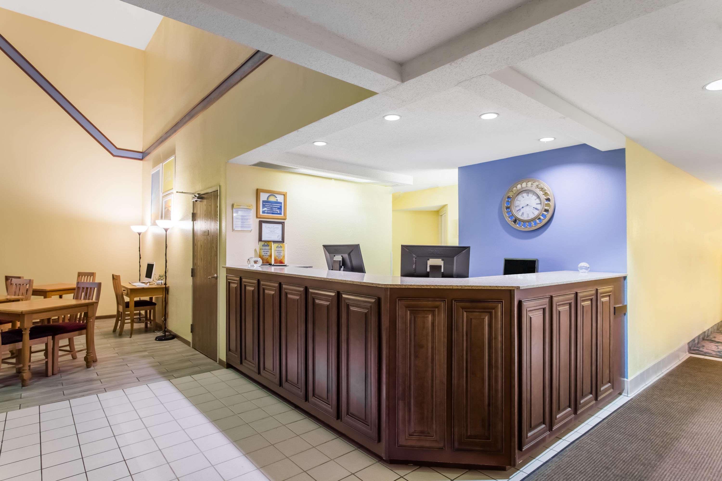 Days Inn By Wyndham Johnson Creek Bagian luar foto