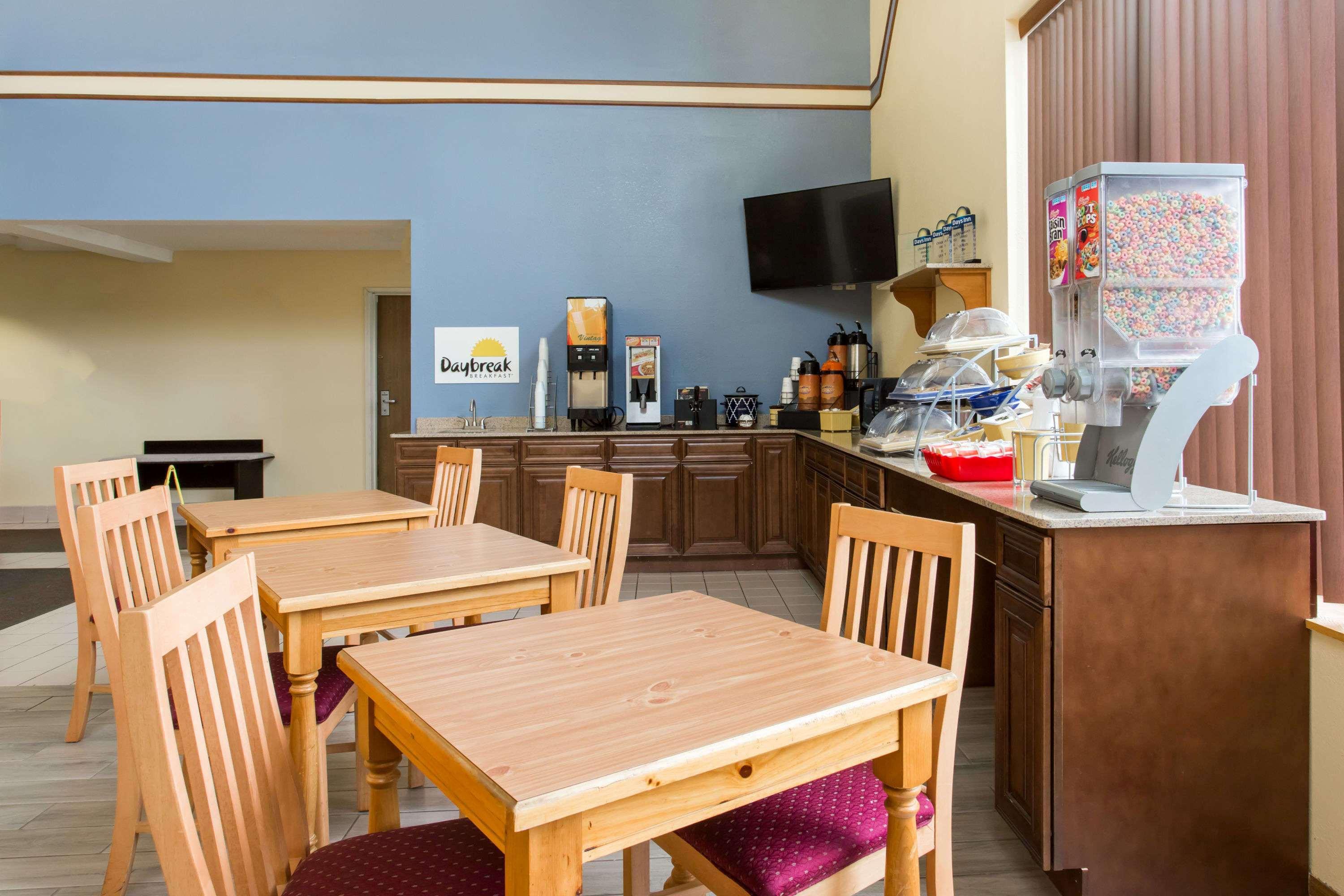 Days Inn By Wyndham Johnson Creek Bagian luar foto