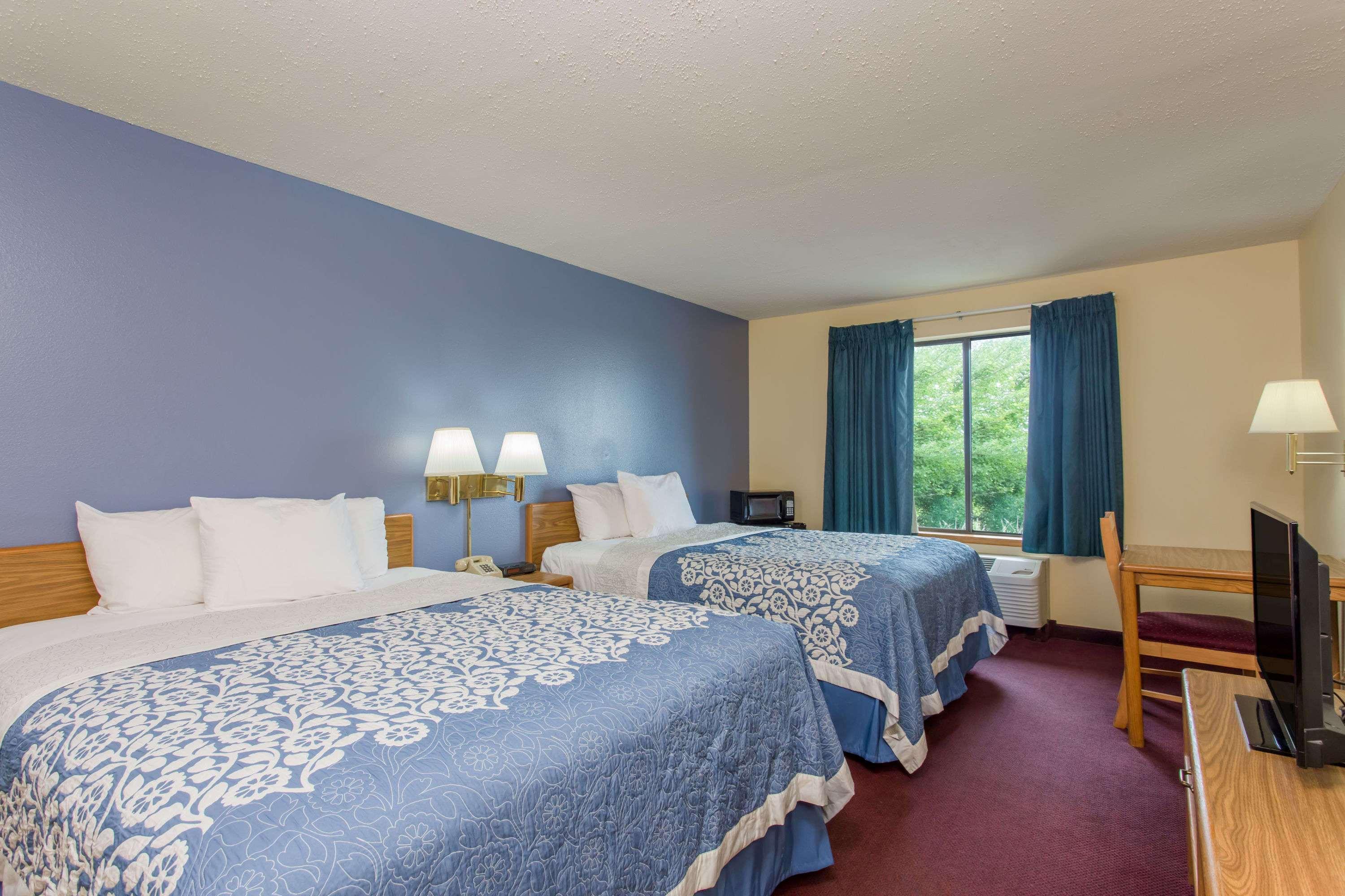Days Inn By Wyndham Johnson Creek Bagian luar foto