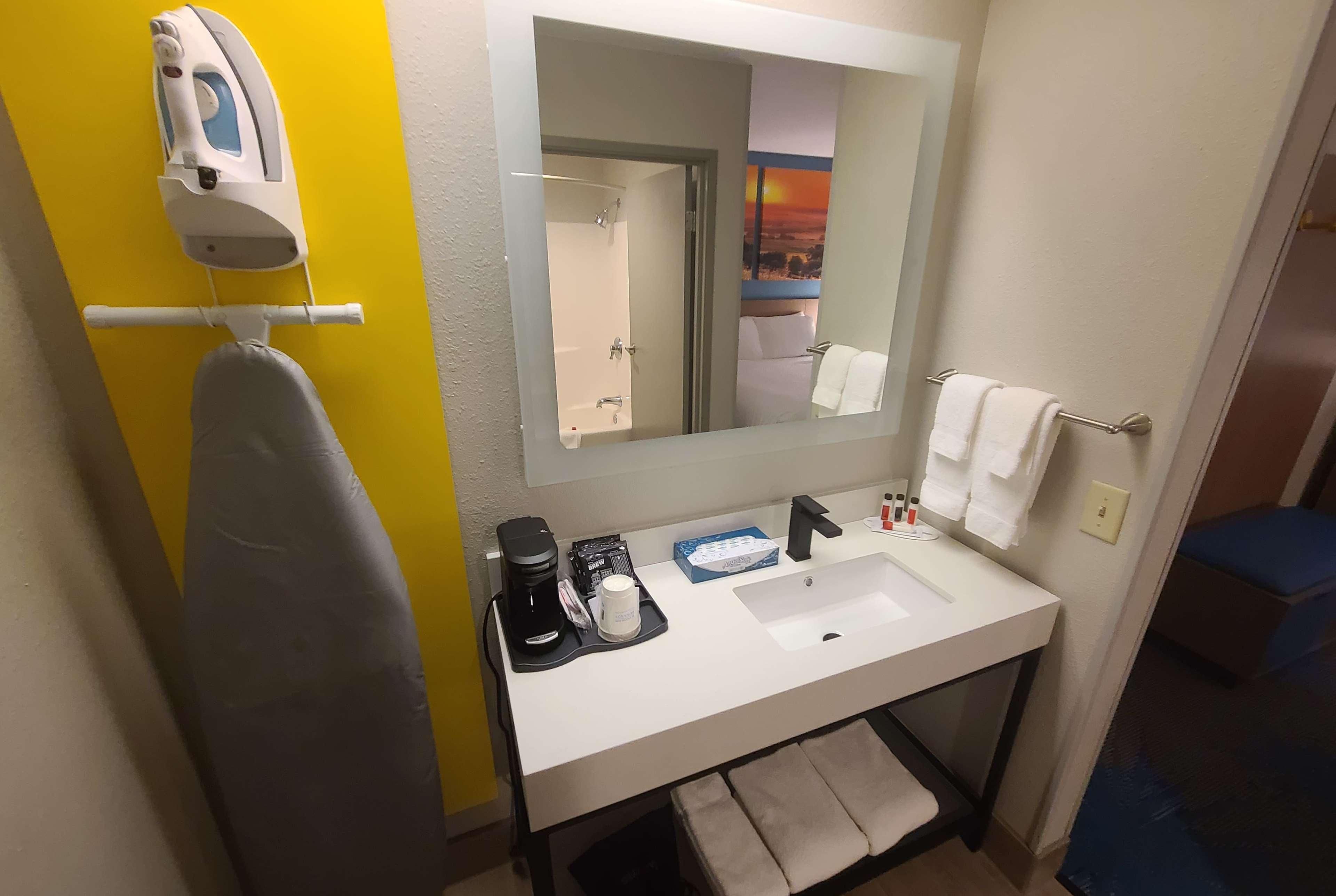 Days Inn By Wyndham Johnson Creek Bagian luar foto